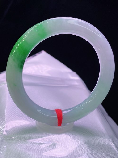 一念之間 緬甸老坑 天然A貨翡翠手鐲 圈口55MM 冰糯俏綠水頭足 編號05218