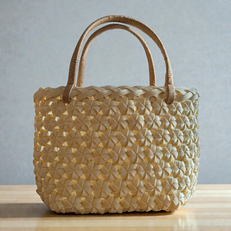 【再販】花結び編みの大人可愛いミルキーホワイトのクラフトバンドバッグ - 手提包/手提袋 - 紙 卡其色