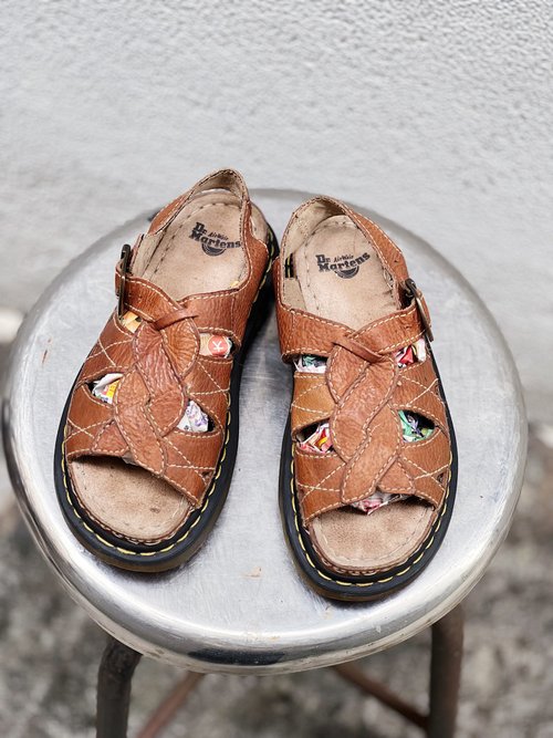 河水山 Dr. Martens 焦糖色簍空麻花 真皮牛皮革 厚底編織涼鞋馬汀鞋馬丁