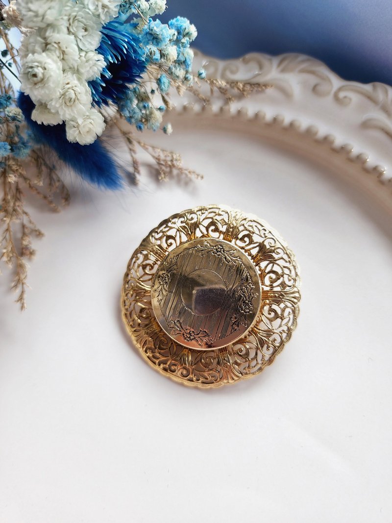 美國西洋古董飾品 /維多利亞纍絲雕紋紫薊花邊LOCKET香膏盒胸針 - 胸針 - 其他金屬 