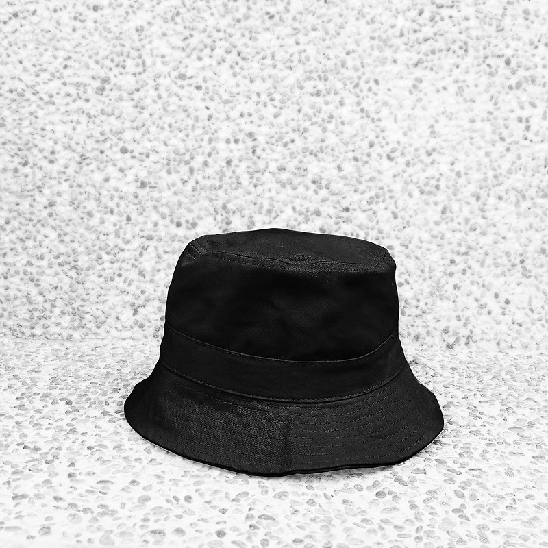 極簡約純棉雙面手工平頂漁夫帽 - 黑色 - 帽子 - 棉．麻 黑色