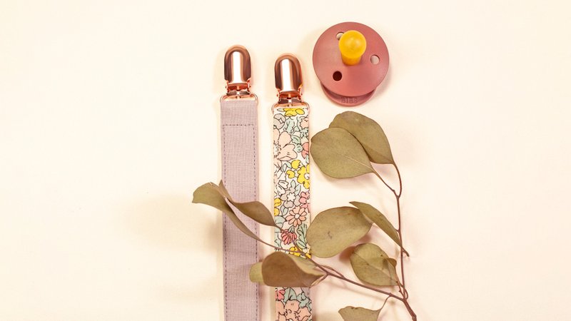 Handmade by Mina 【LIBERTY 系列】粉彩花園奶嘴鍊 可指定客製化 - 奶瓶/奶嘴 - 棉．麻 多色