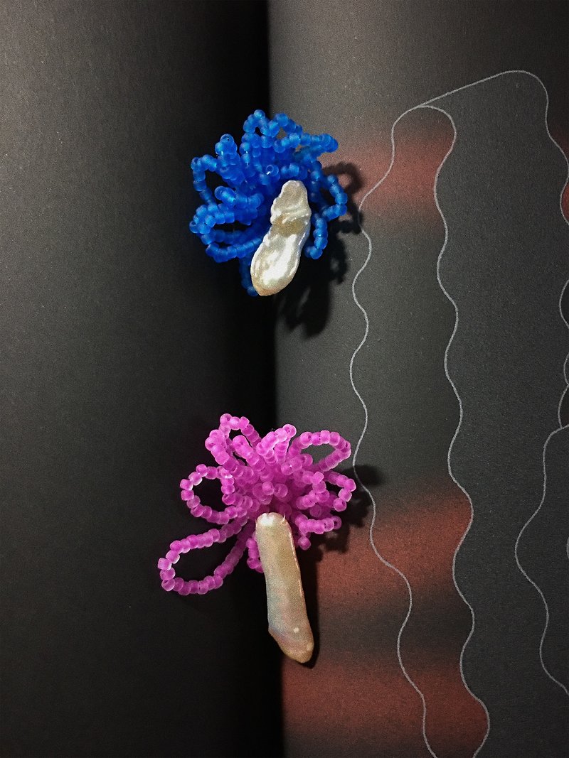 Different pearl flower earrings - ต่างหู - แก้ว หลากหลายสี