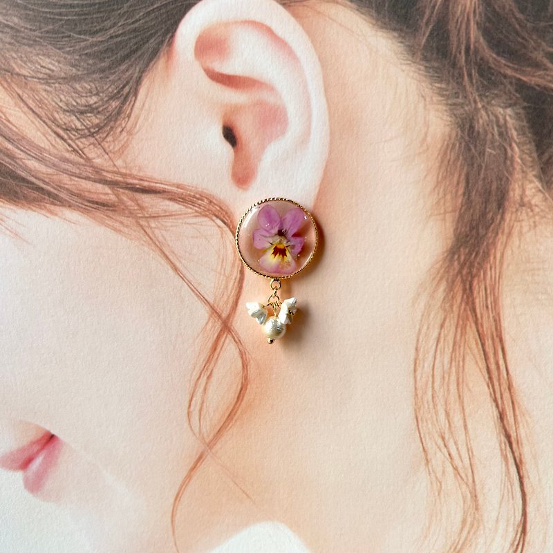 粉嫩三色堇 棉珍珠 真花耳環 日本樹脂 乾燥花耳環 - 耳環/耳夾 - 植物．花 白色