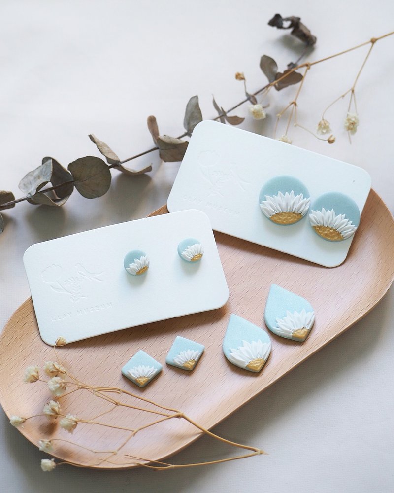 デイジークレイのスタッドピアス - ピアス・イヤリング - その他の素材 ブルー