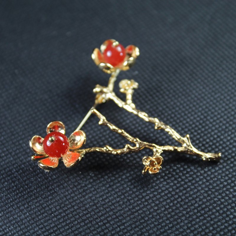 Plum brooch Le Mei Word agate Chinese style handmade jewelry - เข็มกลัด - เครื่องเพชรพลอย สีแดง