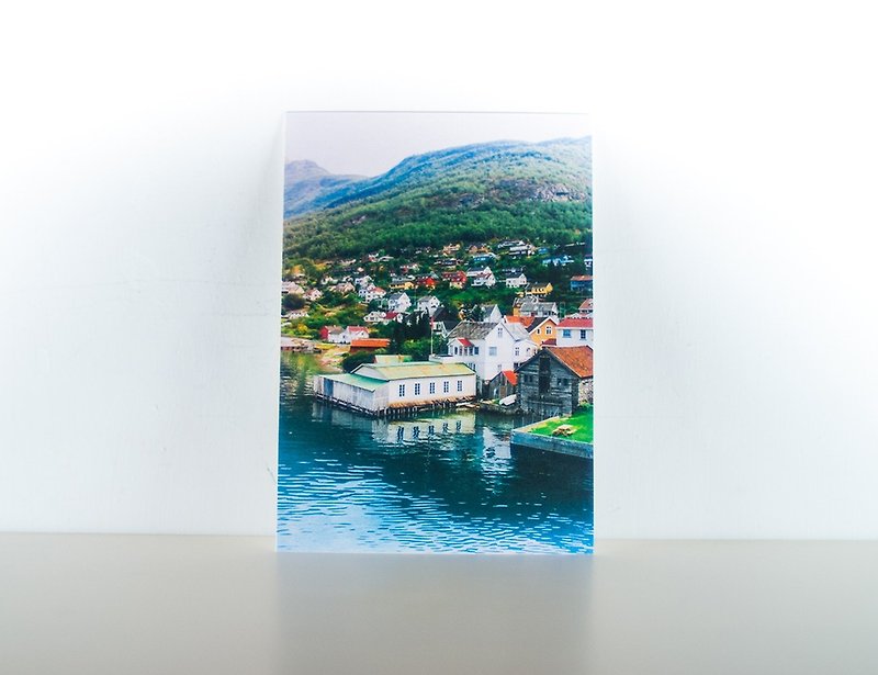 写真はがき：ノルウェーのフィヨルドIIIの端にある小さな町 - カード・はがき - 紙 多色