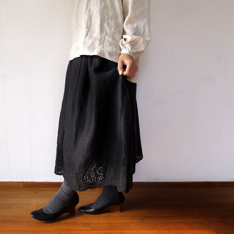Linen 100% scalloped embroidery gathered skirt black - Skirts - Cotton & Hemp Black