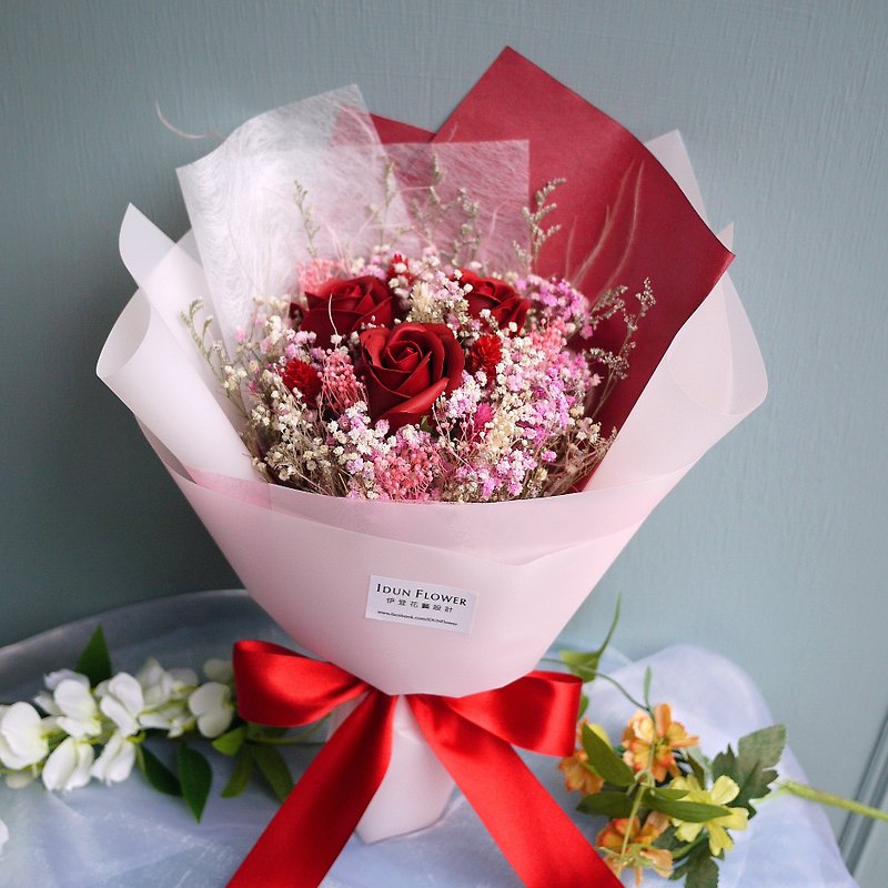 Vernal Equinox Time-Burgundy Rose Soap Flower Hand Hold Dry Bouquet Valentine's Day - ช่อดอกไม้แห้ง - พืช/ดอกไม้ สีแดง