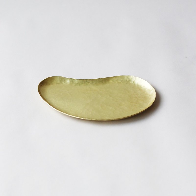 Hammered Magatama Plate (Brass) - จานเล็ก - โลหะ สีทอง