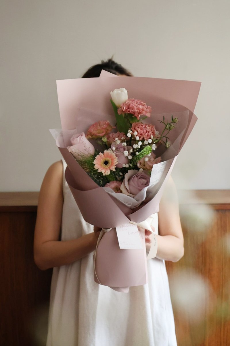復古粉康乃馨 桔梗鬱金香 鮮花束 2025母親節 - 擺飾/家飾品 - 植物．花 粉紅色