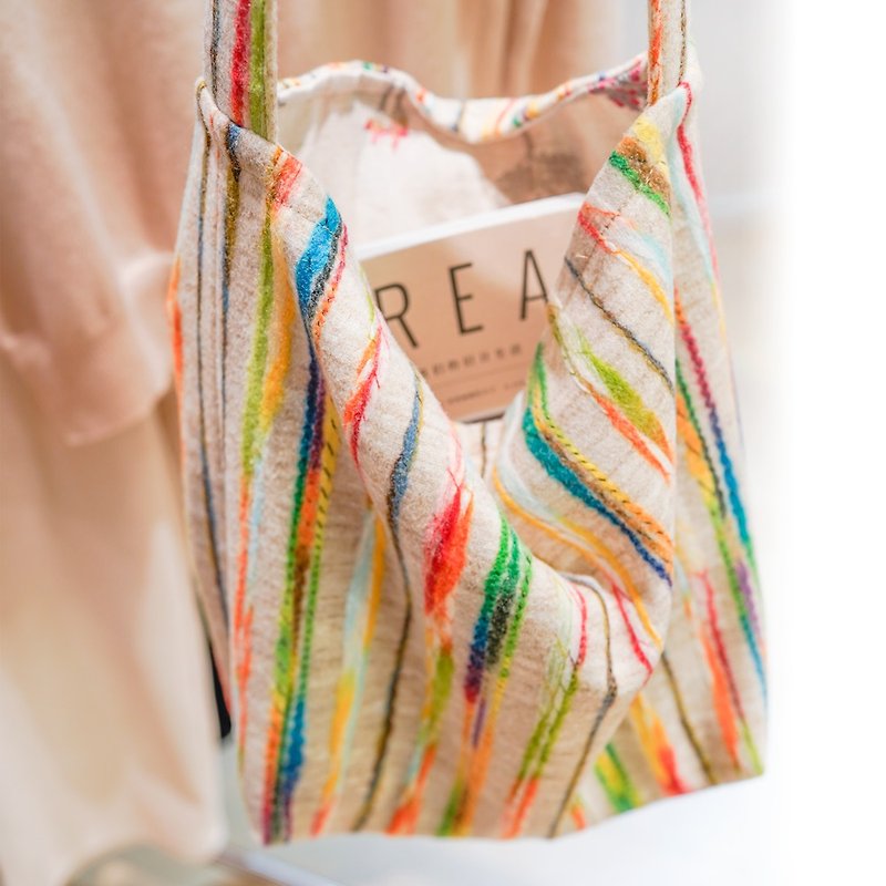 colorful rainbow shoulder bag with Chinese stylish embroidery - กระเป๋าแมสเซนเจอร์ - ขนแกะ หลากหลายสี