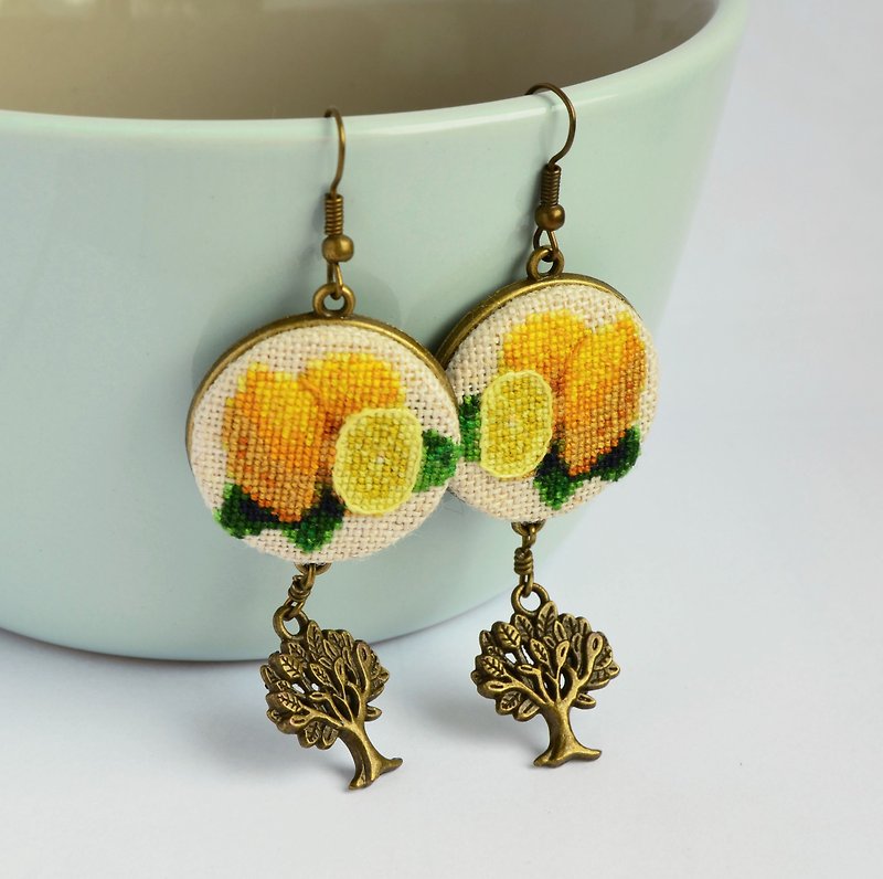 帶有樹飾的檸檬耳環 手工製作的女士生日禮物 織物水果首飾 - 耳環/耳夾 - 繡線 黃色