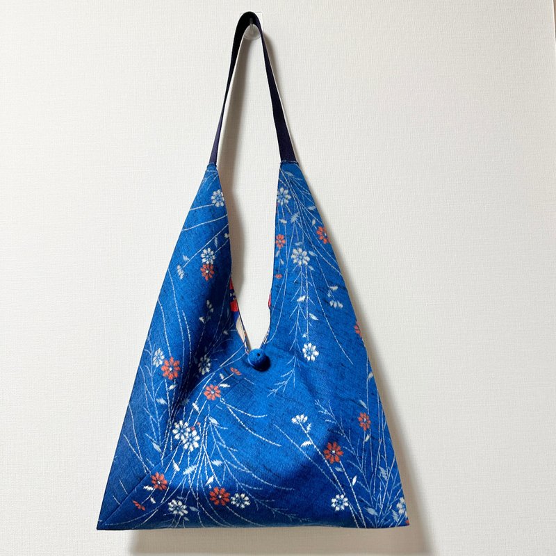 Best-selling spot/Japanese-style kimono cloth rice dumpling-shaped side backpack/blue wool jacquard cloth - กระเป๋าแมสเซนเจอร์ - ผ้าฝ้าย/ผ้าลินิน สีน้ำเงิน