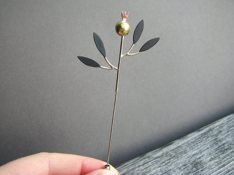pomegranate broach pin, silver lapel pin, pomegranate jewelry - 胸針 - 銅/黃銅 銀色