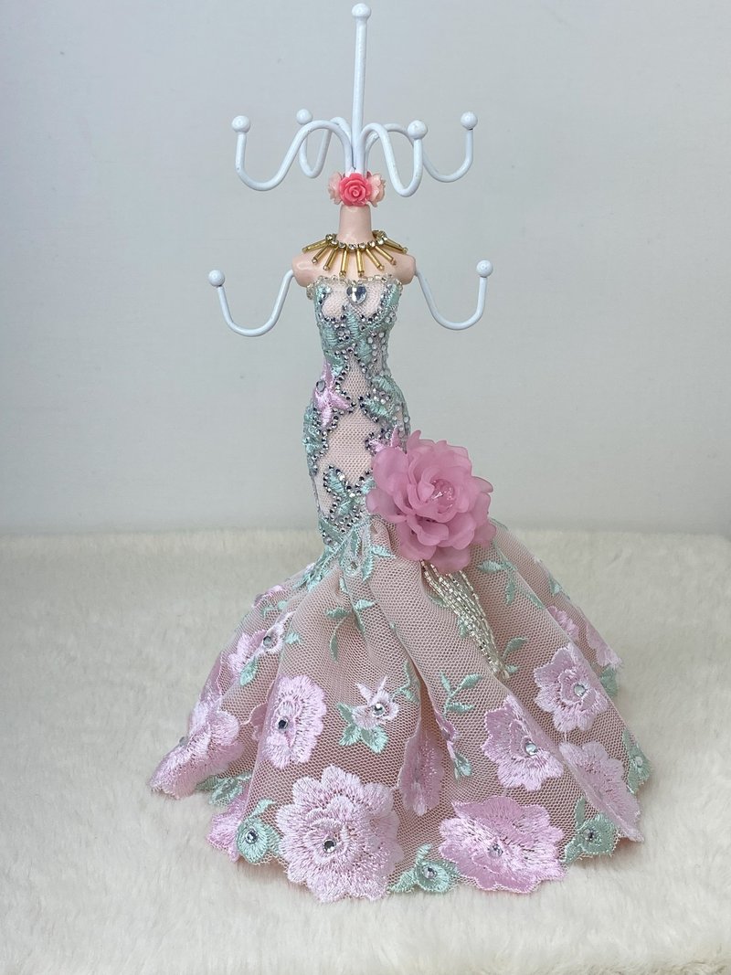 Xincheng Nuhong-Pink flower mismatched dress-handmade dress jewelry storage rack - กล่องเก็บของ - วัสดุอื่นๆ 