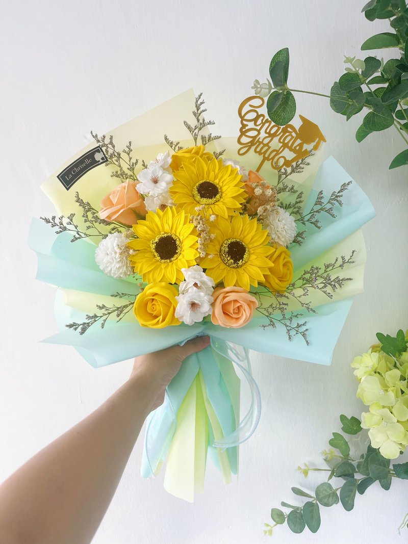 Graduation bouquet graduation gift sunflower soap flower sunflower pansy flower - ช่อดอกไม้แห้ง - พืช/ดอกไม้ สีเหลือง