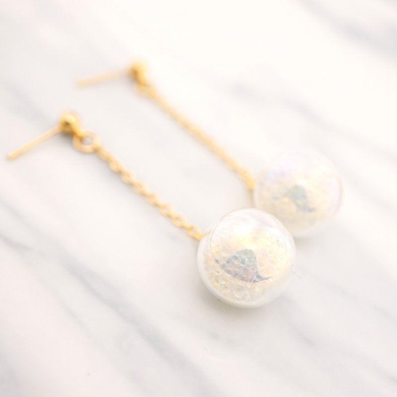 A Handmade 幻彩白色肥皂泡玻璃球垂吊耳環 - 耳環/耳夾 - 玻璃 白色