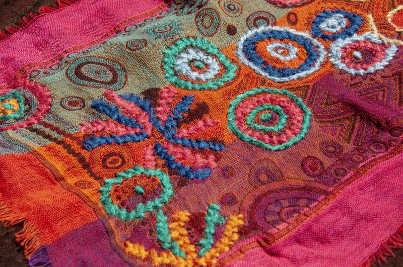 喀什米爾Cashmere/水煮羊毛披肩/針織圍巾/刺繡圍巾/羊絨披巾-花 - 圍巾/披肩 - 羊毛 多色