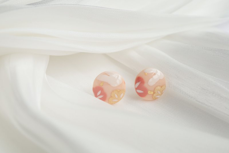 【Handmade soft pottery】Japanese style gold leaf flower white rabbit ear stud Clip-On - Earrings & Clip-ons - Pottery Pink