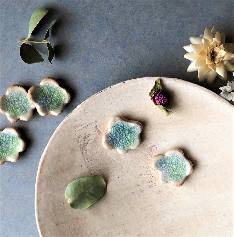 Last one featured new work [Shigaraki ware] Flower pottery pierced earrings traditional craft flower light blue green emerald large Japan - Earrings & Clip-ons - Pottery Green
