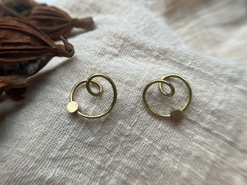 Circle Heart Earrings ~ Bronze Handmade - ต่างหู - ทองแดงทองเหลือง 