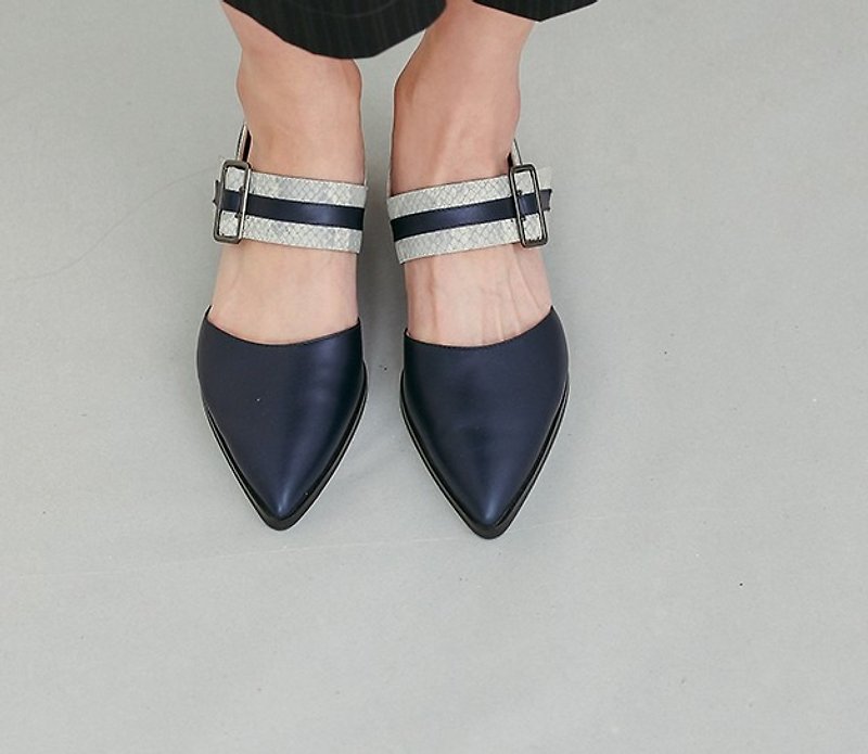 Elegant glossy leather-colored chamfer with leather pointed shoes blue - รองเท้ารัดส้น - หนังแท้ สีน้ำเงิน