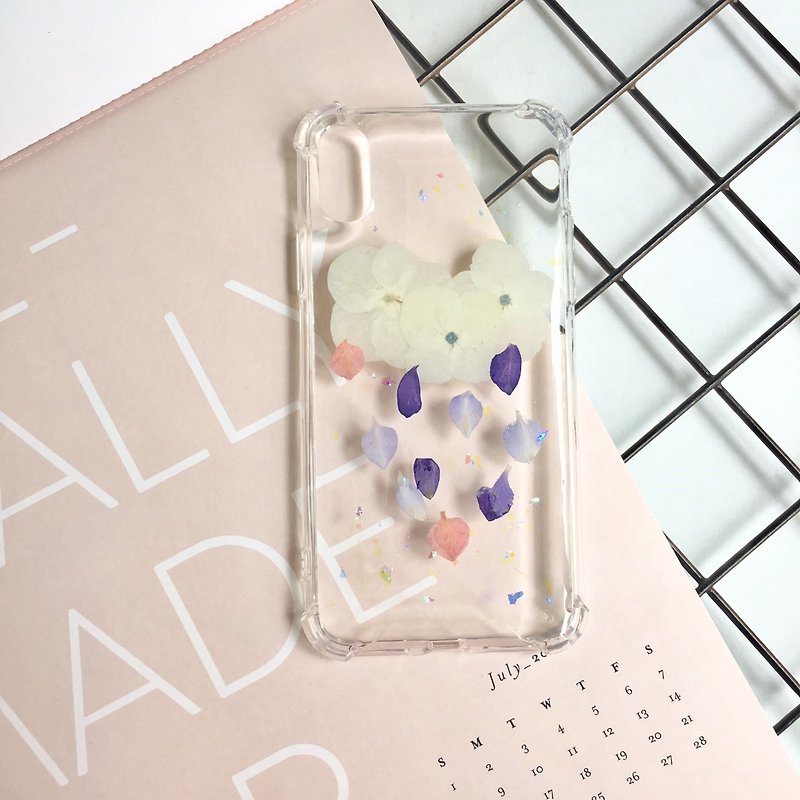 Love in Rain - pressed flower phone case - เคส/ซองมือถือ - ซิลิคอน ขาว