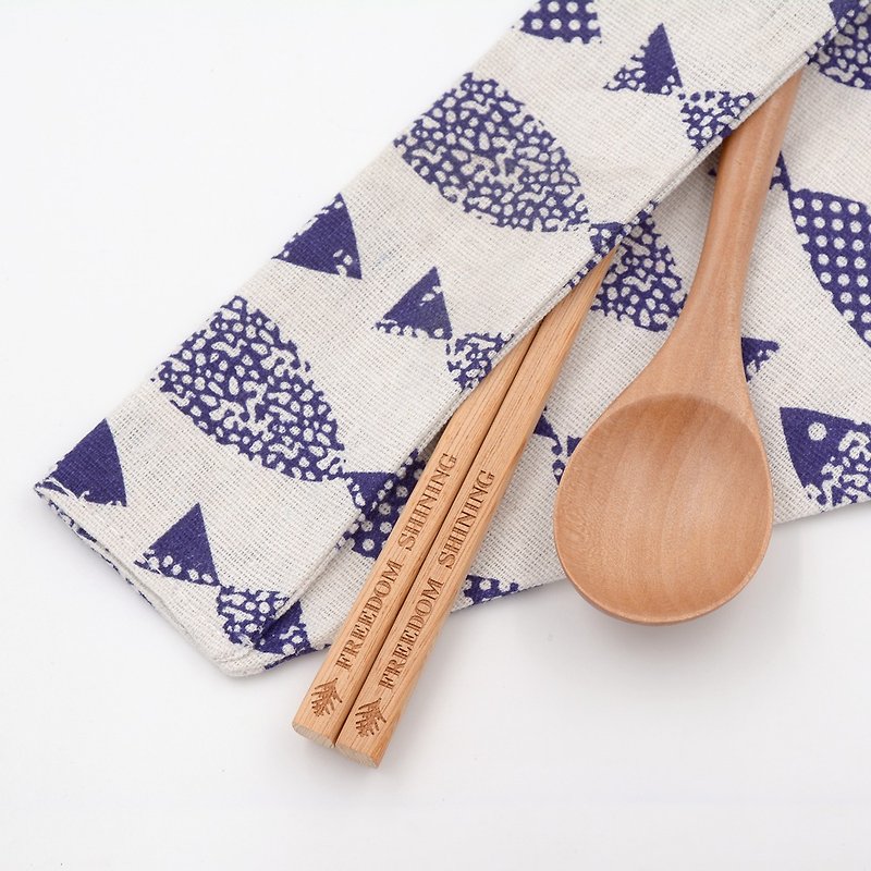 台灣檜木環保筷組-藍色小魚款|可刻中英字專屬個人的餐具方便攜帶 - 筷子/筷架 - 木頭 金色
