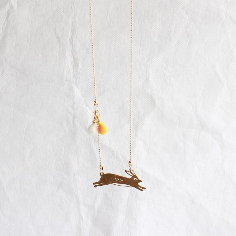 Rabbit hammered brass necklace - สร้อยคอ - ทองแดงทองเหลือง สีทอง