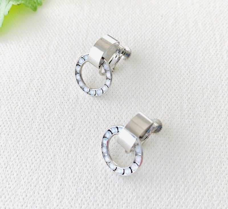 Clip-On using Swarovski white opal rings - ต่างหู - โลหะ สีใส