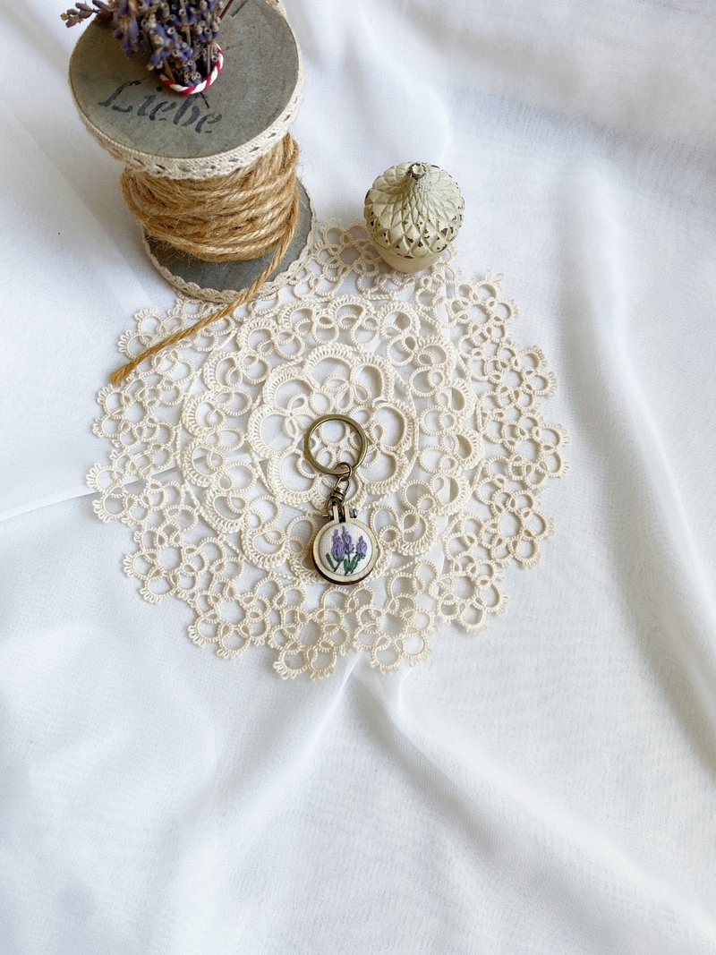 【芳小姐手作】唯美手作 迷你小巧可愛刺繡繡框鑰匙圈吊飾 - 鑰匙圈/鑰匙包 - 棉．麻 多色