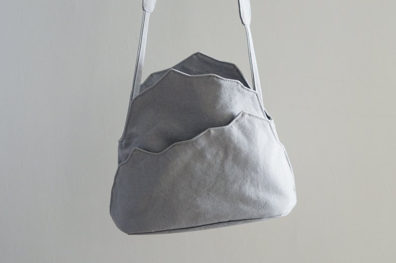 霧白之山 之一 灰色 帆布包 全手作側背包 山岳造形背袋 YuYueBag - 側背包/斜背包 - 棉．麻 白色
