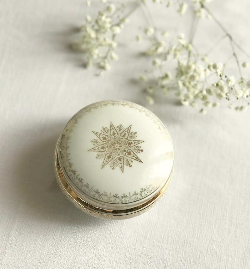 Boite bijoux porcelaine LIMOGES - Items for Display - Porcelain 