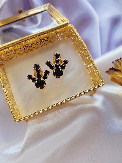 Hale黑爾典藏西洋古董 美國西洋古董飾品 / 金色爪鑲黑萊茵夾式耳環/復古珠寶首飾