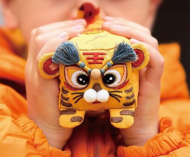 エスニックスタイルの伝統的な新年の贈り物、手刺繍の虎人形、虎の