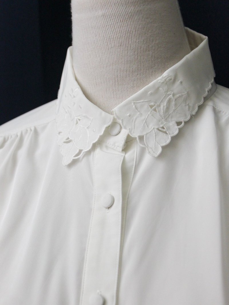 【RE0916T243】 early autumn elegant retro leaves embroidered lapel white ancient shirt - Women's Shirts - Polyester White