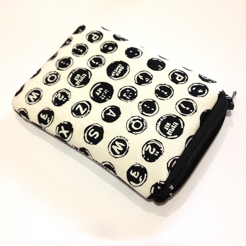 Straight black and white typewriter style purse - กระเป๋าใส่เหรียญ - ผ้าฝ้าย/ผ้าลินิน ขาว
