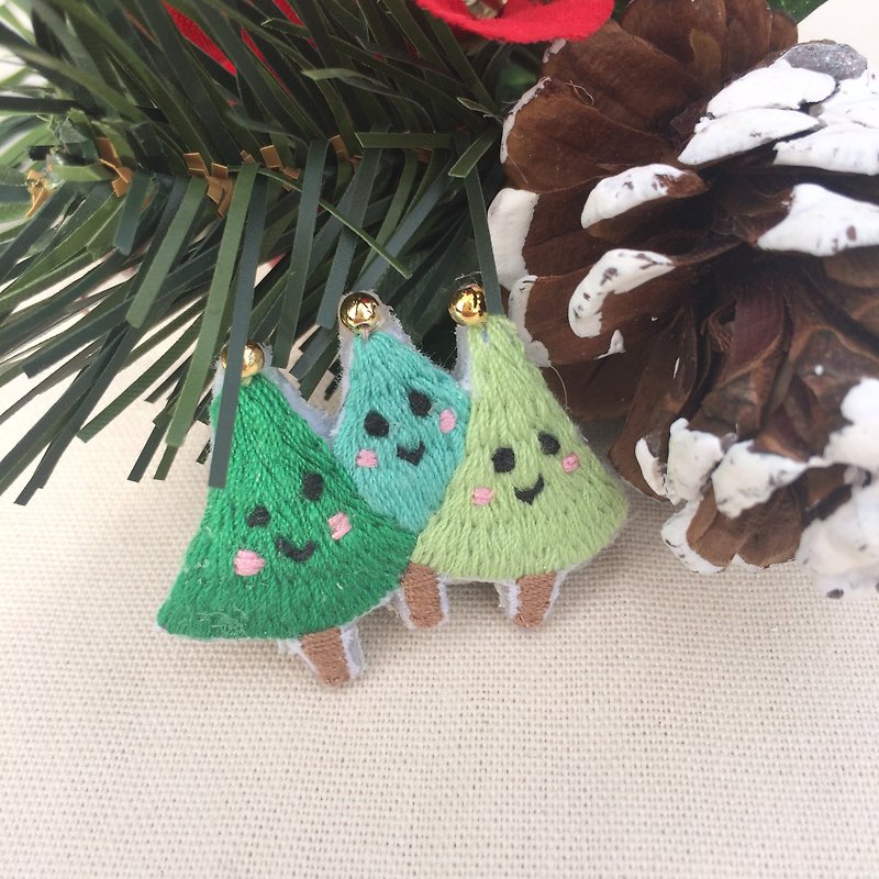 C'est trop Mignon \\ handmade embroidery * Happy Christmas tree brooch Groups - เข็มกลัด - งานปัก สีเขียว