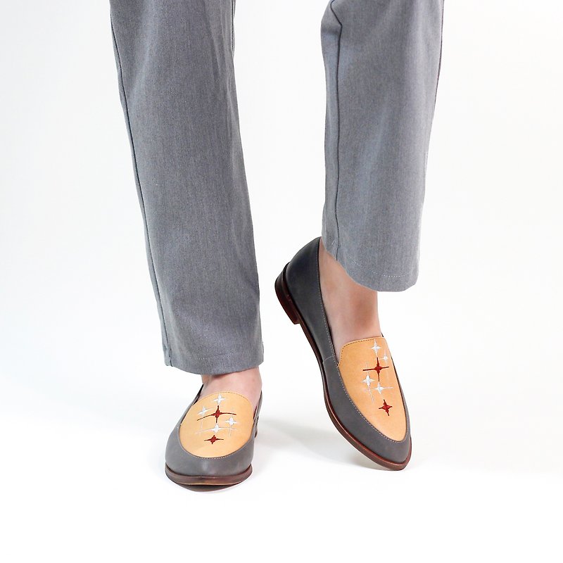 Embroidered leather loafers low heels-lace/light grey camel - รองเท้าอ็อกฟอร์ดผู้หญิง - หนังแท้ สีเทา