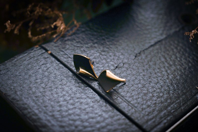 VINTAGE TRIFARI black light style vintage pin earrings - ต่างหู - โลหะ สีทอง