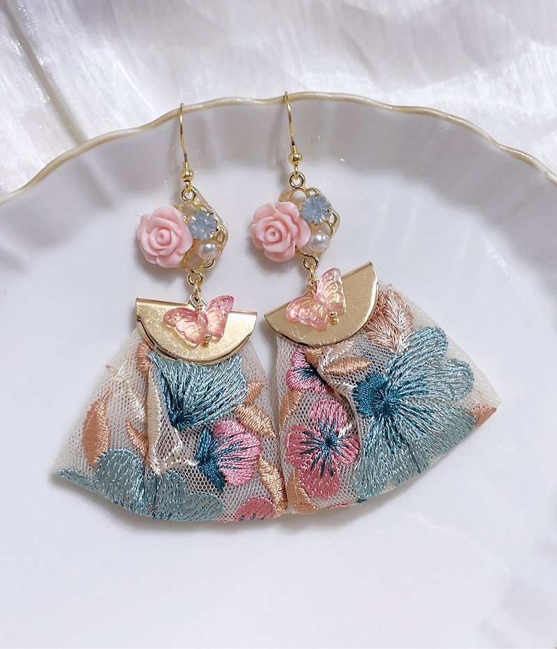 高品質のインド刺繍アクアブルーの花とローズ/ピンクの蝶 14K 色保存イヤリング - ブレスレット - 金属 