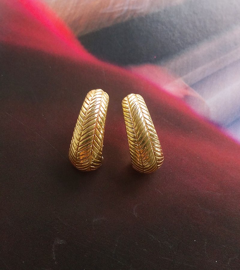 Vintage Jewelry 西洋古董飾品 金色調 小巧 秀氣摩登 針式耳環 - 耳環/耳夾/耳骨夾 - 其他金屬 金色