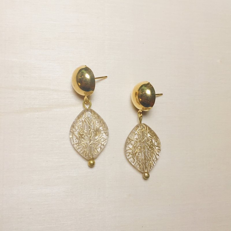 Vintage transparent leaf engraving earrings - Earrings & Clip-ons - Resin Transparent