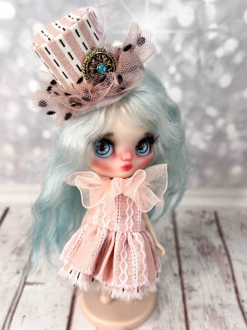Adorable little doll in a hat. Petite Blythe with blue hair. - 玩偶/公仔 - 塑膠 粉紅色