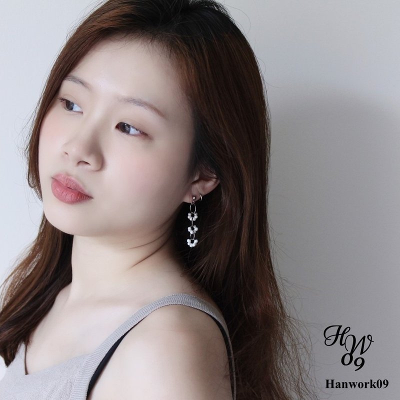 Brand handmade: black、white (ear needles/hooks/clips) - Earrings & Clip-ons - Other Materials Silver