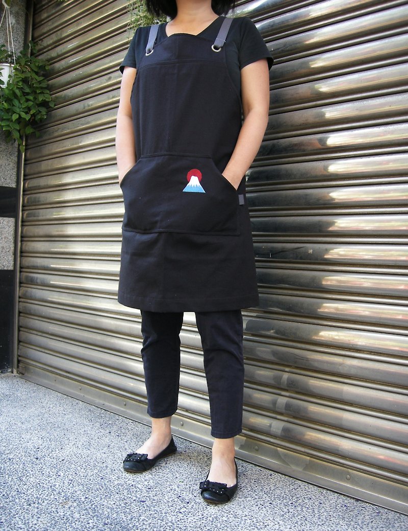 Embroidered apron (black medium thickness canvas)__作作zuo zuo hand-made apron - Aprons - Cotton & Hemp Black