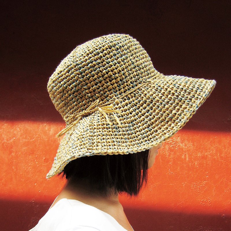 真夏に、涼しげな色合いの紙で編んだつばの広い帽子を自分で支えます\\混合色\\ - 帽子 - 紙 カーキ
