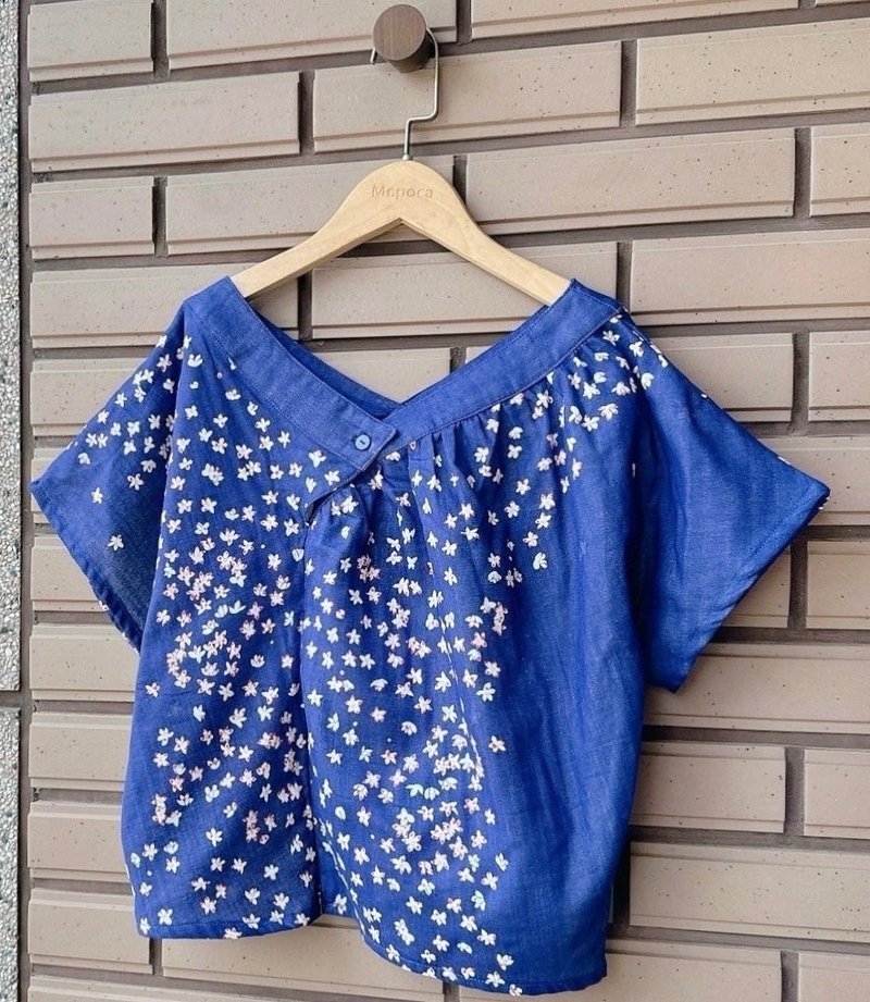 Glowing Starry Sky Blue - Camille Cropped Top - เสื้อผู้หญิง - ผ้าฝ้าย/ผ้าลินิน หลากหลายสี