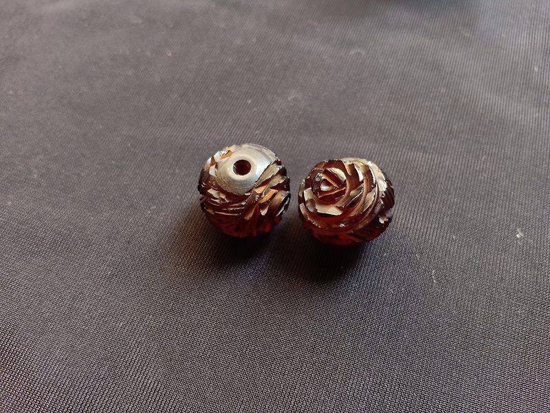 Wax carved rose beads (pair of old pieces) - Metalsmithing/Accessories - Other Materials 